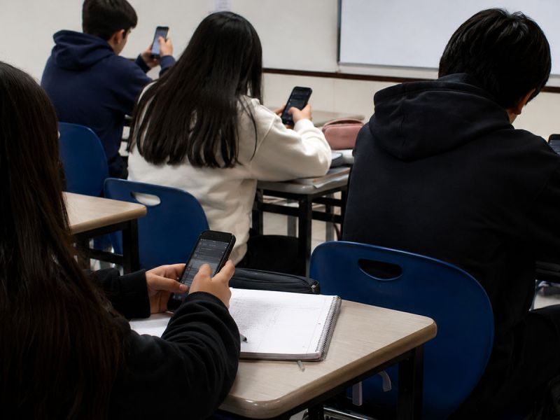 Prohibición de celulares no implicará revisión de mochilas en escuelas
