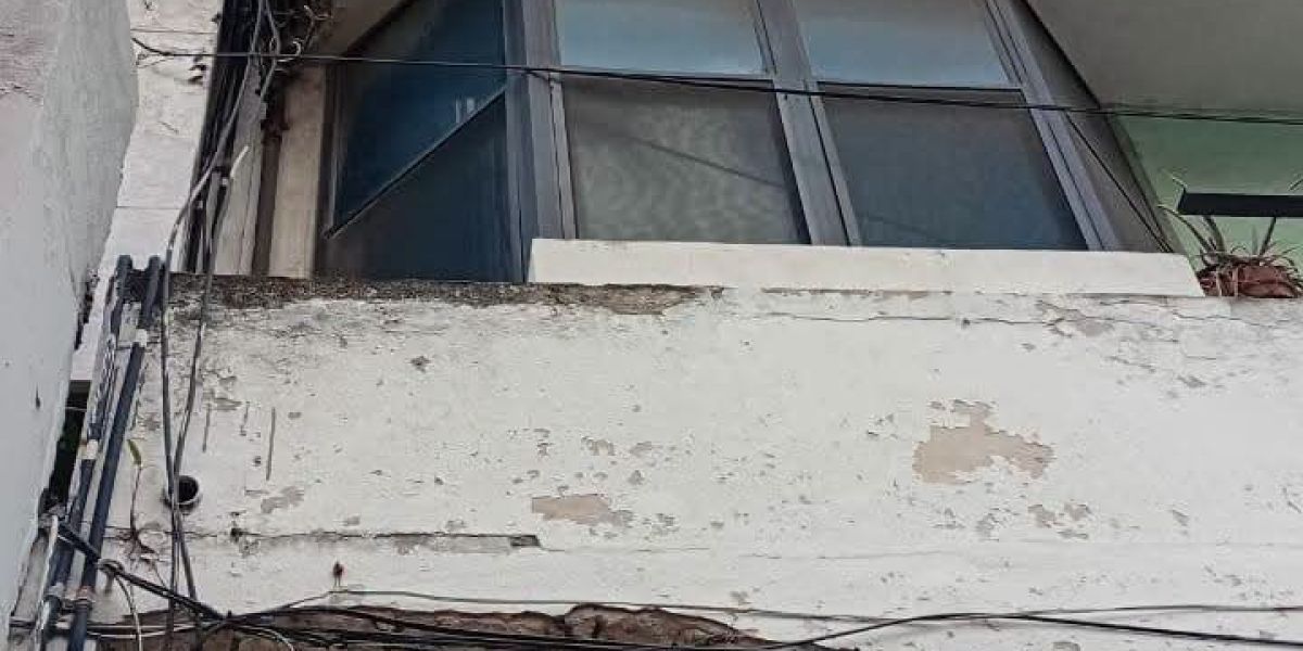 Vandalizan acordonamiento de edificio con riesgo de colapso en el centro de Ciudad Madero