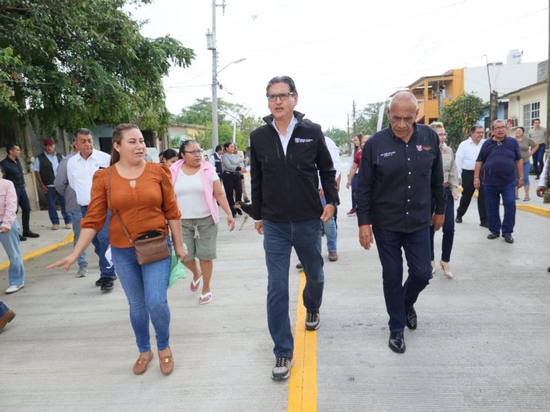 Erasmo González cumple con más pavimentación, una calle más en la Candelario Garza