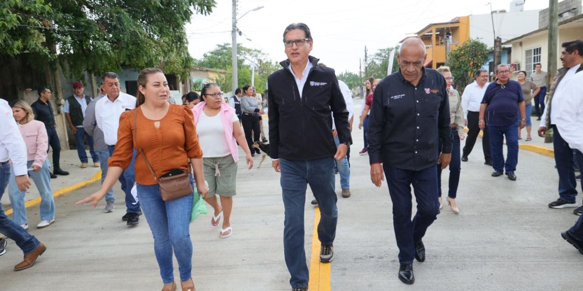 Erasmo González cumple con más pavimentación, una calle más en la Candelario Garza