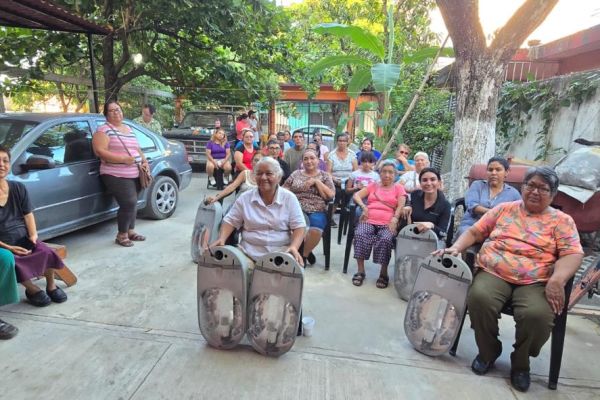 Astrid Sontoya cumple compromiso con vecinos de la colonia Ladrillera al entregar cinco lámparas