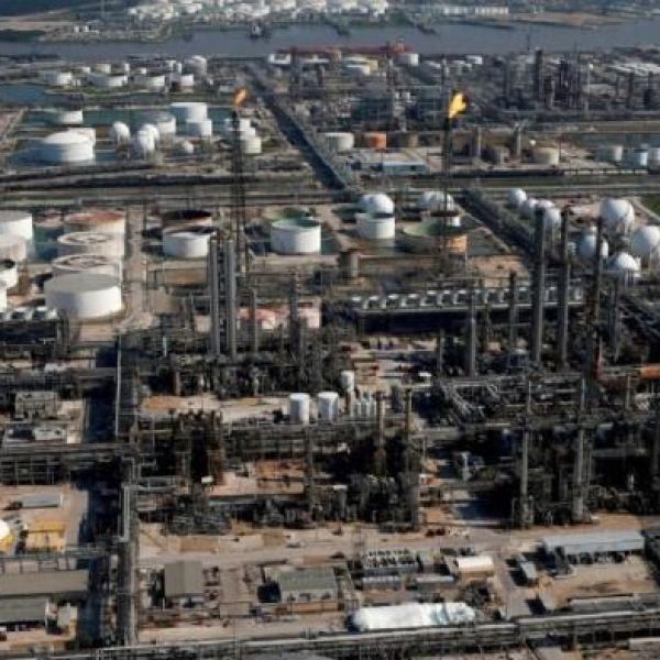 Pemex confirma derrame de diésel en Deer Park; lo atribuye a un percance entre dos buques