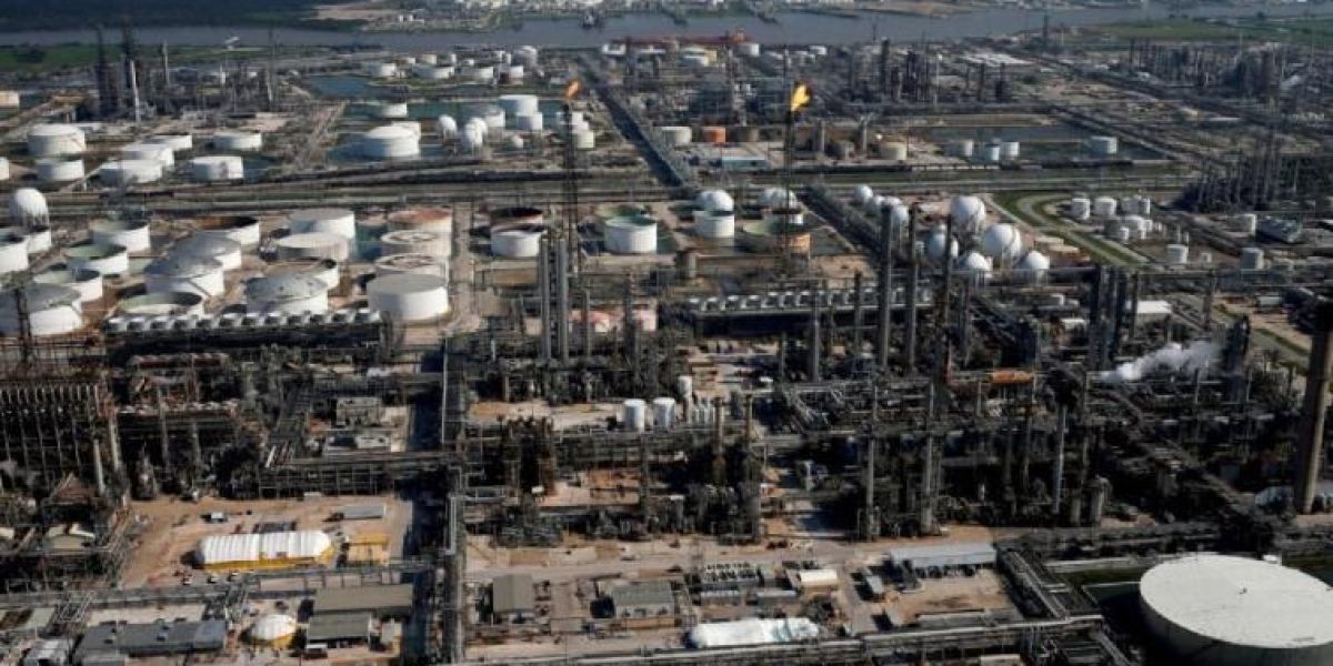 Pemex confirma derrame de diésel en Deer Park; lo atribuye a un percance entre dos buques