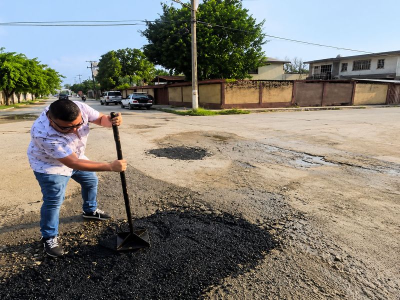 Vecinos tapan baches ante falta de respuesta de administración municipal