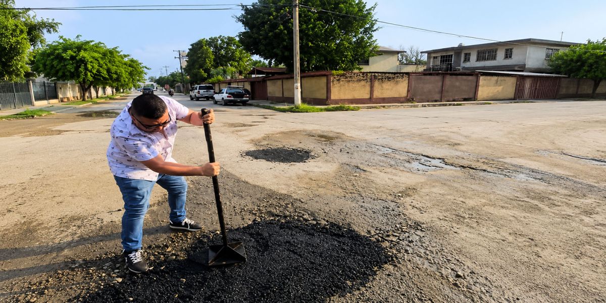 Vecinos tapan baches ante falta de respuesta de administración municipal