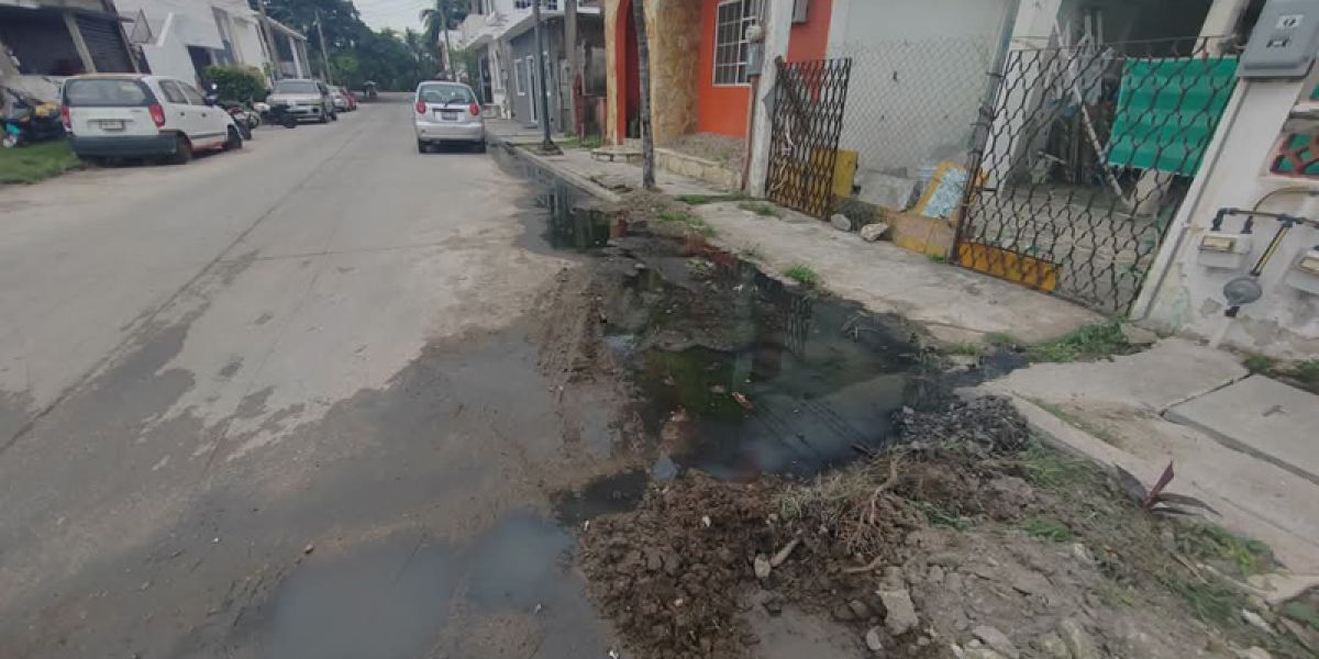 Hartos de la negligencia de COMAPA Sur, vecinos amagan con bloquear rotonda 