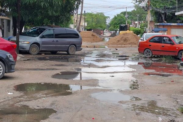 Persistente fuga de agua genera temor por posible socavón en la colonia Hipódromo