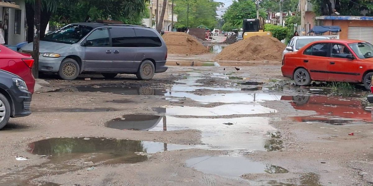 Persistente fuga de agua genera temor por posible socavón en la colonia Hipódromo