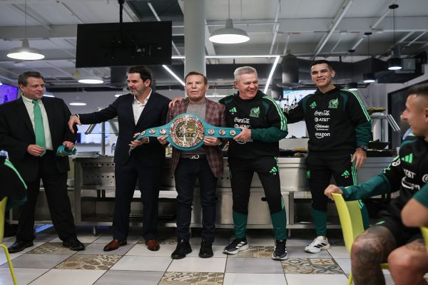 Visita Julio César Chávez y Mauricio Sulaimán a la Selección previo al Mundial