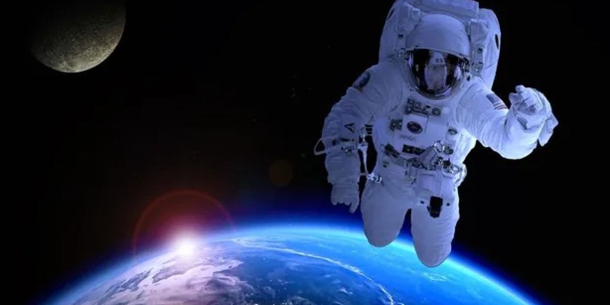 Hombre finge ser un astronauta ‘atrapado’ en el espacio para sacarle dinero a mujer; prometió se casaría con ella