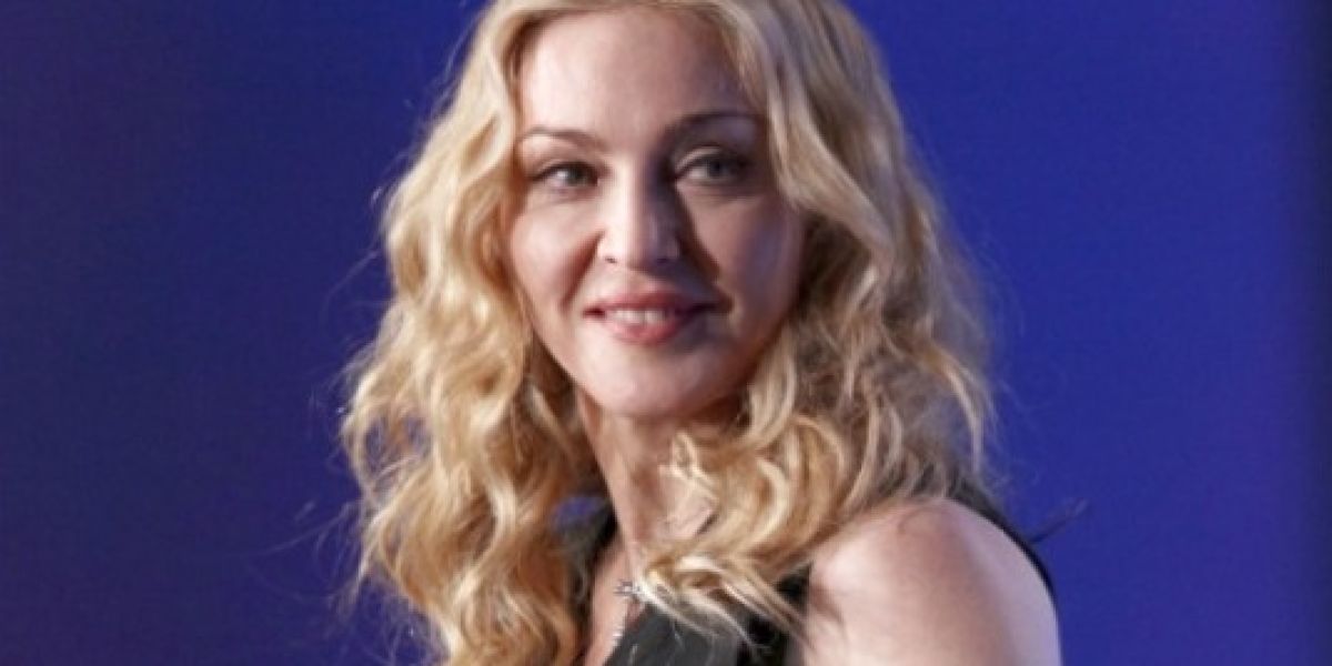 Madonna hace topless a sus 64 años y desafía a la censura en redes