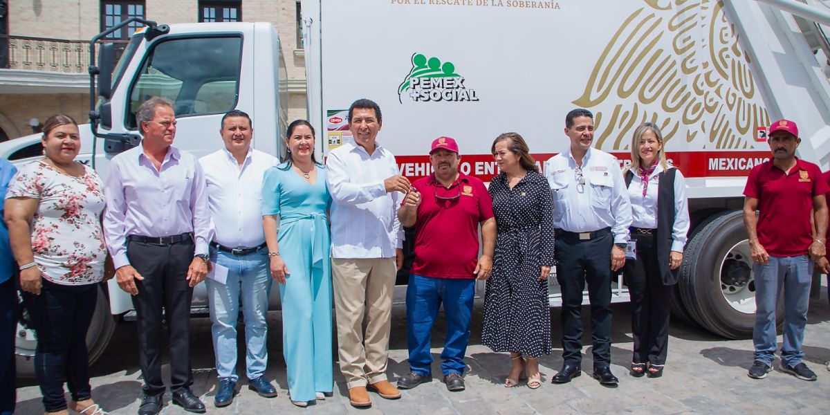 Entrega Alcalde Mario López ambulancia al DIF y compactador a Limpieza; equipo donado por PEMEX