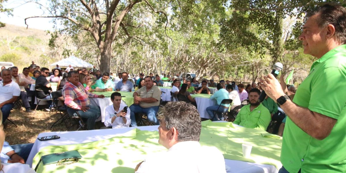 Panistas y priístas en Aldama dan su apoyo a Eugenio Hernández para el Senado