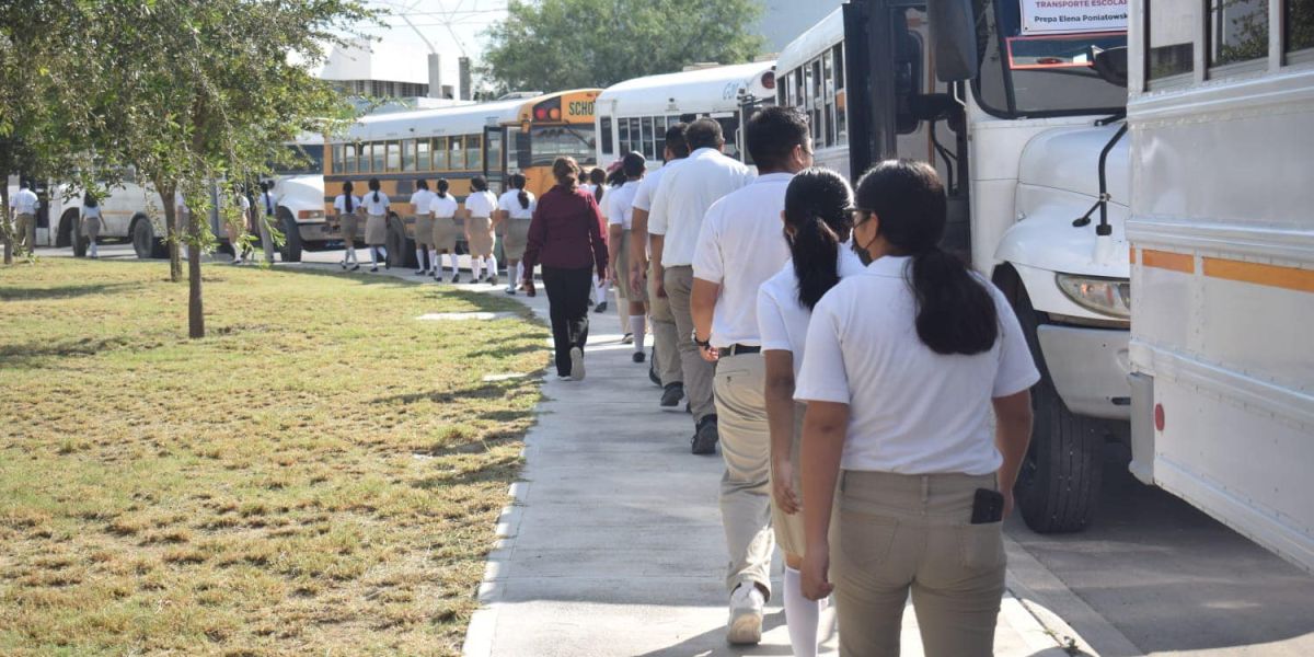 Apoya gobierno municipal a más de mil estudiantes con transporte escolar