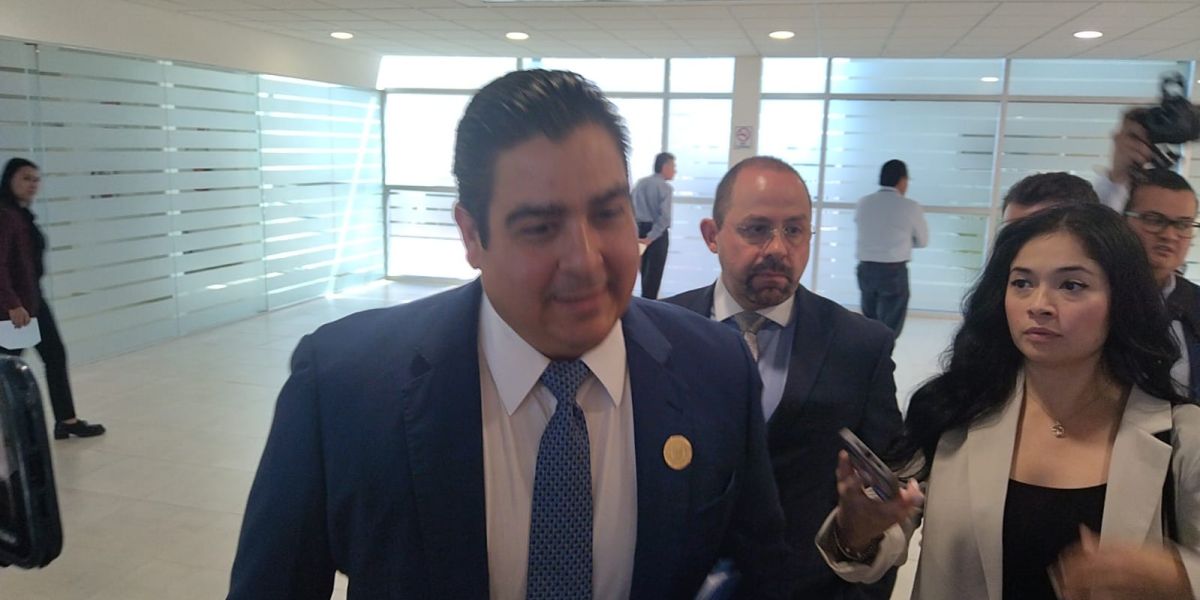 Cabeza de Vaca regresa al Congreso bajo amparo y con fuerte seguridad