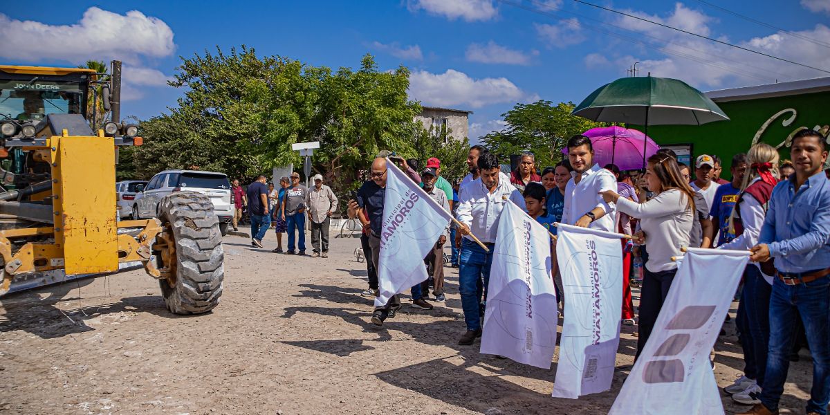 Alcalde inicia rehabilitación de pavimento en avenida Cantinflas y accesos a colonia El Cambio