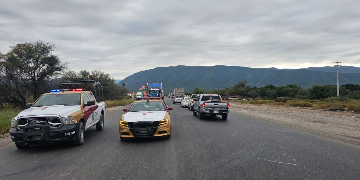 Cierran carretera Rumbo Nuevo por traslado de enfriadores