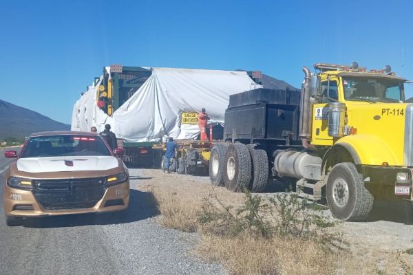 Carretera Victoria-Tula bloqueada por traslado de módulos de enfriamiento