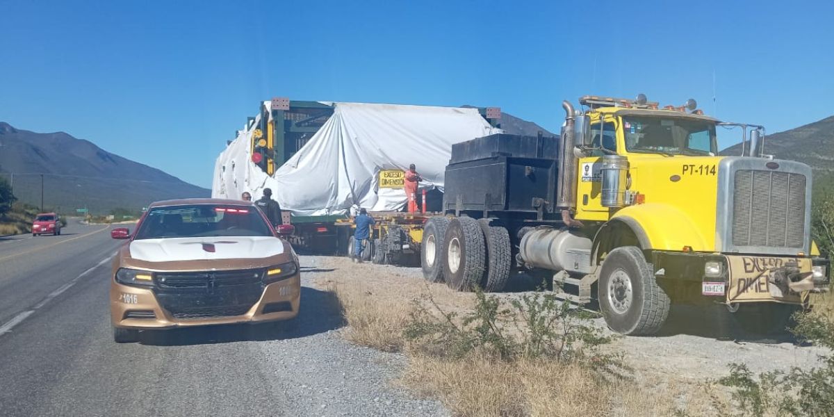 Carretera Victoria-Tula bloqueada por traslado de módulos de enfriamiento