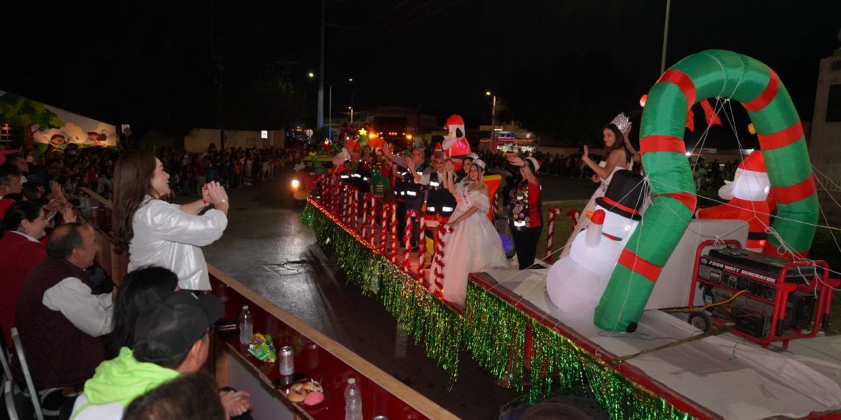 La magia de la navidad ilumina las calles de Nuevo Laredo con tradicional desfile navideño