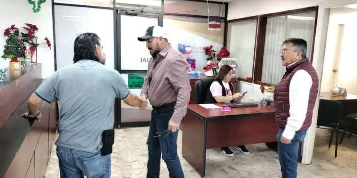 Recorre Secretario General de Gobierno oficinas en este periodo vacacional