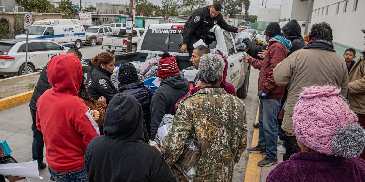 Entrega SSP y Tránsito Municipal café, pan y kits invernales a familiares de pacientes en hospitales de Matamoros