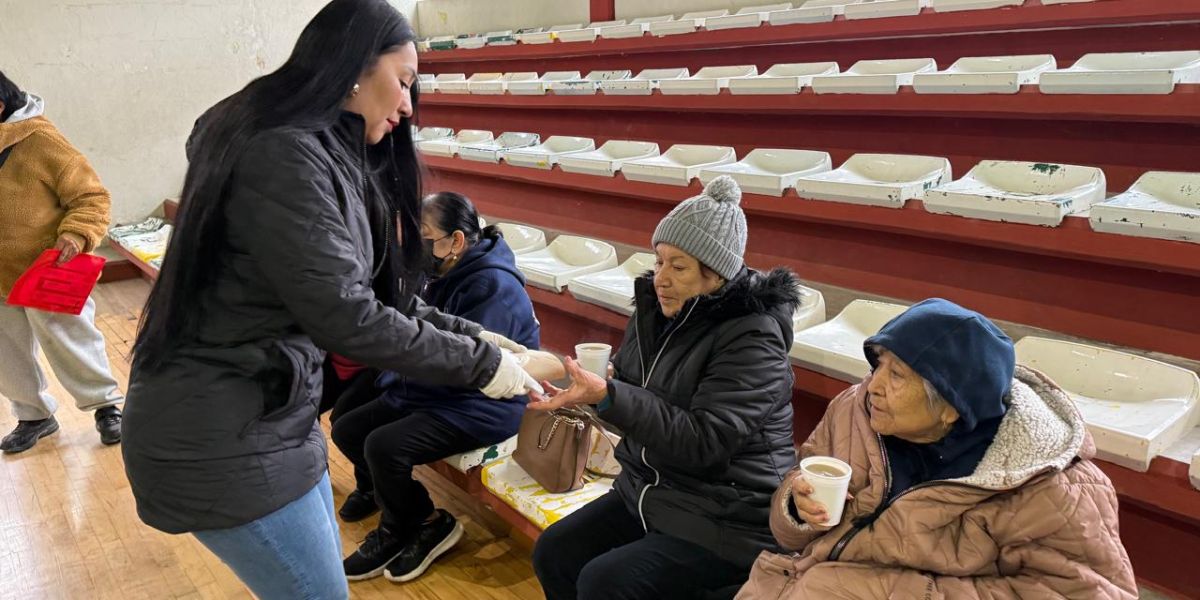 La Secretaría de Bienestar Social brinda café y pan a adultos mayores