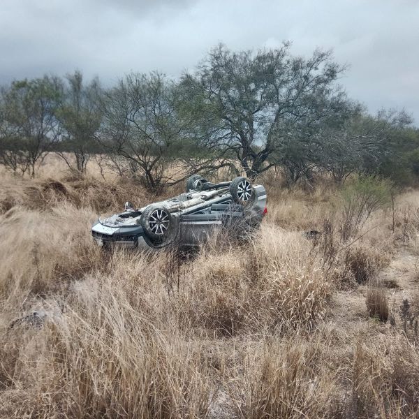 Vuelca Secretario del Trabajo de Tamaulipas en carretera Victoria-Matamoros ,resulta ileso