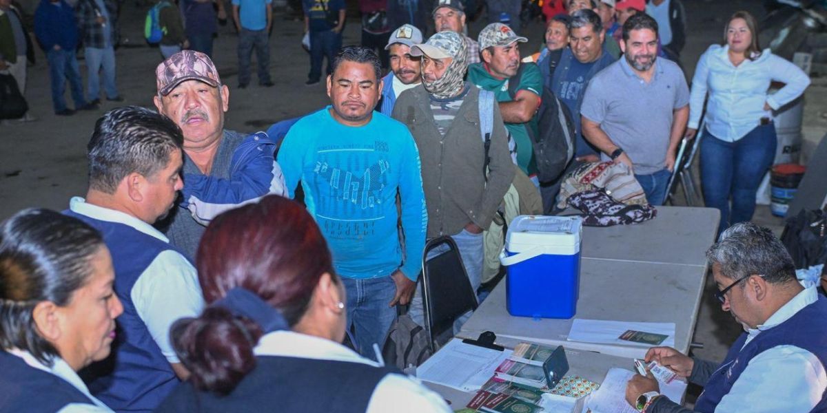 Inmunizan a empleados del Municipio para cuidar su salud