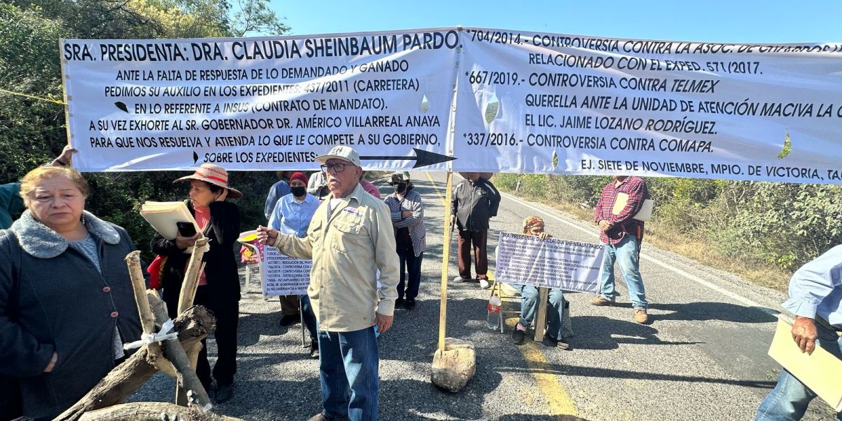 Ejidatarios bloquean la antigua carretera a Tula