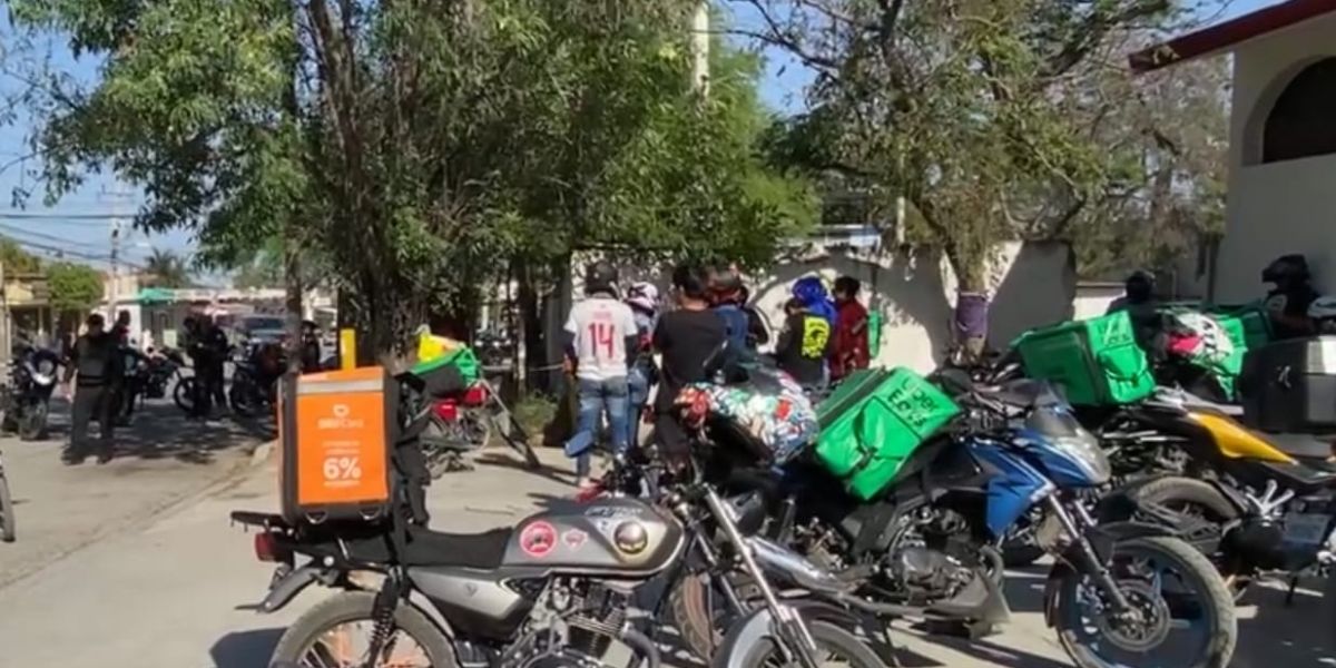 Repartidores de plataformas hacen “chamba” de guardia estatal , capturan a presunto ladrón de motocicletas