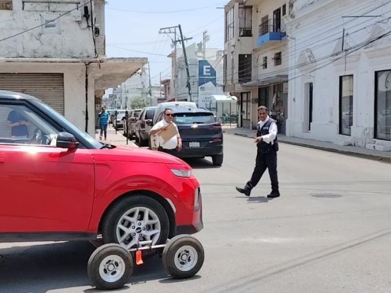 Retiran vehículos mal estacionados en el centro tras reportes ciudadanos