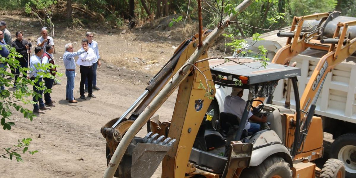 Supervisa alcalde avance de reparación de puente peatonal