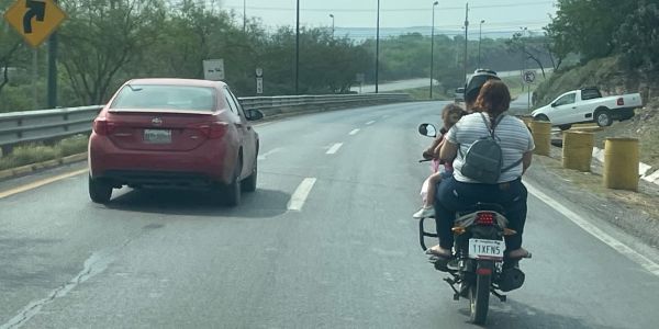 Continúan familias ignorando el “Peligro”  de cargar a todos en sus motos