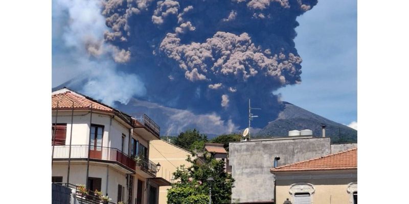 Erupción del volcán Etna activa alerta roja y sorprende a alpinistas