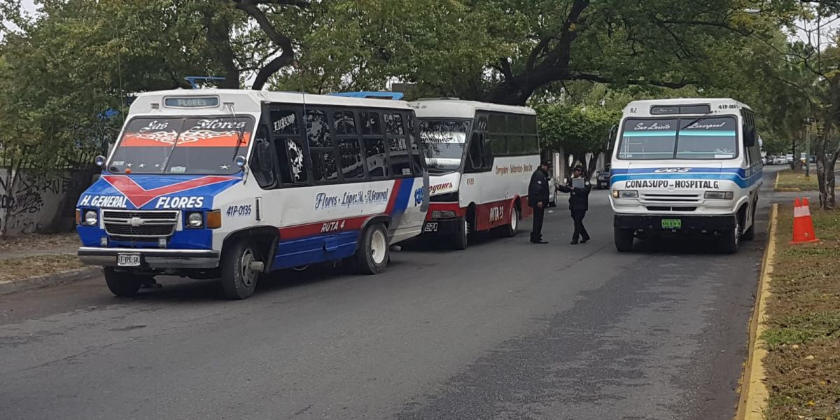 Falta de documentos y polarizados, principales causas de infracción al transporte público