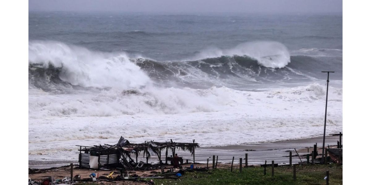 “Dalila” se fortalece y deja intensas lluvias en cinco estados del Pacífico mexicano