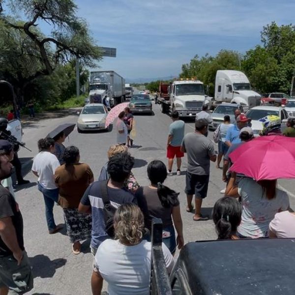 Sin luz, con enfermos y niños: ejidatarios cierran carretera Victoria-Monterrey