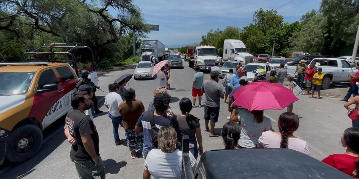 Sin luz, con enfermos y niños: ejidatarios cierran carretera Victoria-Monterrey