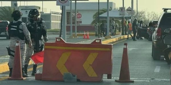 Largas filas en puentes internacionales de Matamoros por revisiones vehiculares reforzadas
