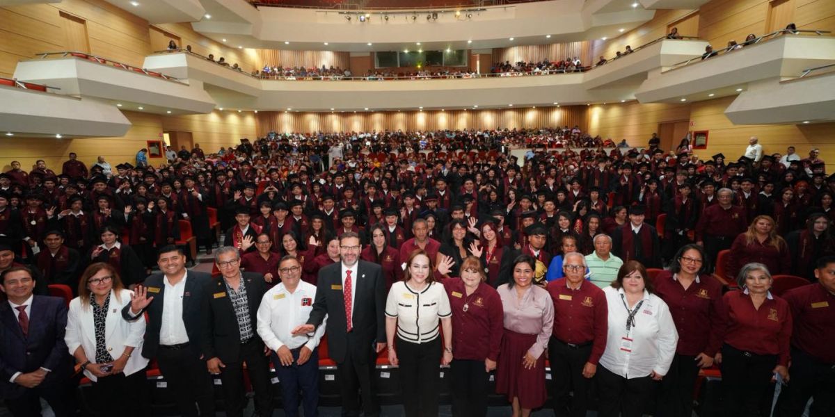 Presidenta municipal Carmen Lilia Canturosas es madrina de generación de la preparatoria municipal “Elena Poniatowska”