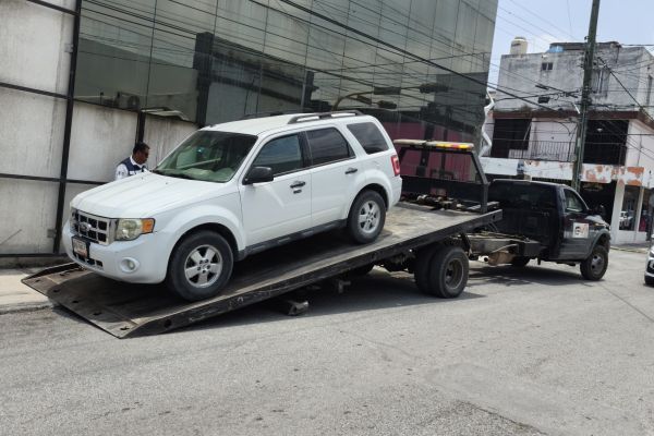 Faltan grúas en Victoria para atender autos mal estacionados