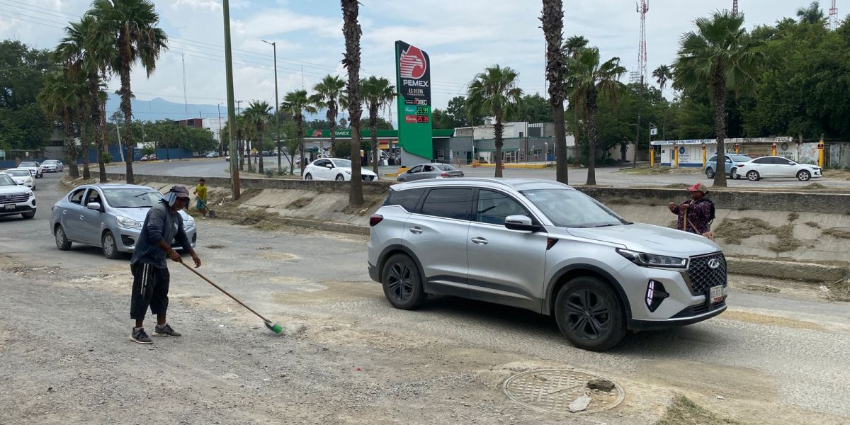 Familia se dedica a tapar baches en Victoria