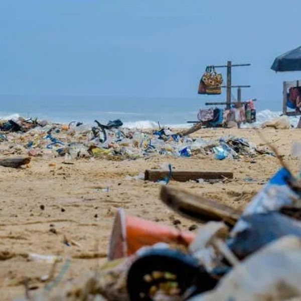 Persistente contaminación plástica en costas de Tamaulipas