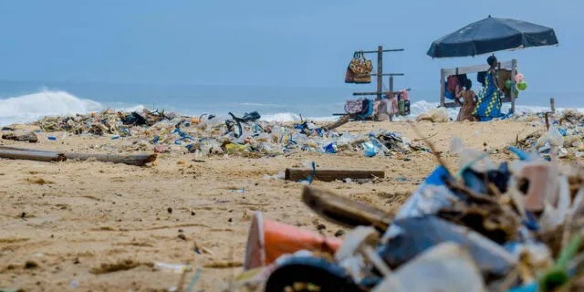 Persistente contaminación plástica en costas de Tamaulipas