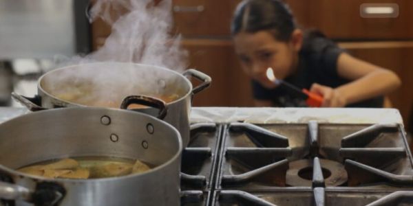 Crecen quemaduras infantiles hasta 80% en vacaciones; piden a padres no bajar la guardia en casa