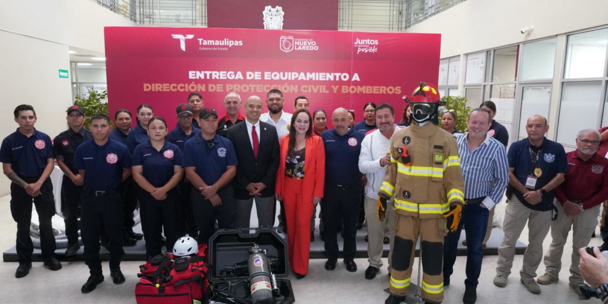 “Nuevo Laredo respalda a sus héroes”: Carmen Lilia Canturosas hace entrega de equipo a cuerpo de bomberos