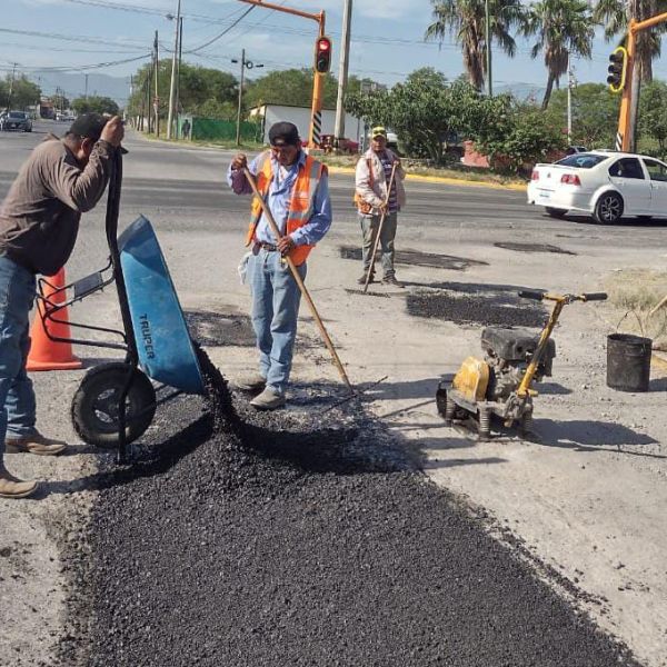 Intensifica Gobierno bacheo en colonias de Victoria