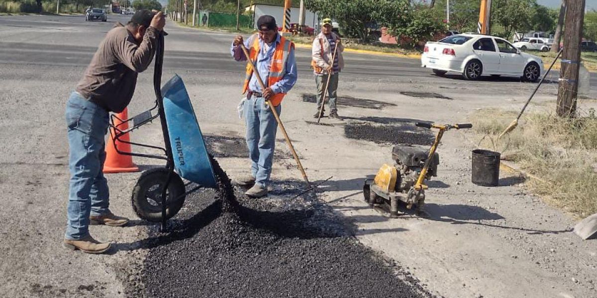 Intensifica Gobierno bacheo en colonias de Victoria