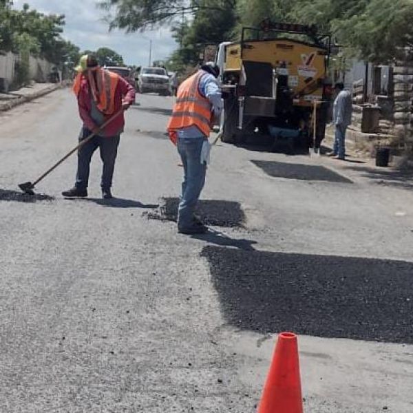 Obras públicas acelera programa de bacheo en colonias de Victoria